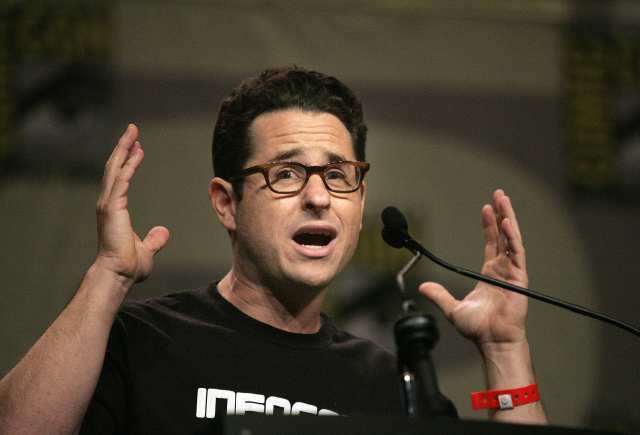 J.J. Abrams enseñando cuántos ceros tiene su contrato.