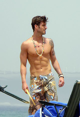 Aitor Ocio se fue buscando el sol en la playa.
