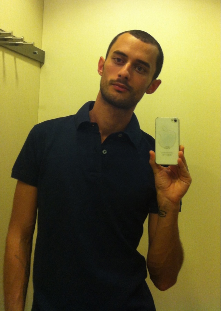 Desde aquí mandamos un agradecimiento al inventor del móvil con cámara.