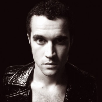 También le tenemos en versión sin barba aunque nos gusta más con ella. Cuanta más, mejor.