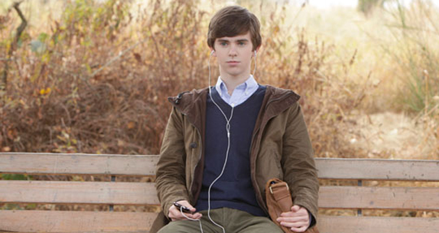 ¡Hola! Soy Norman Bates. Me encanta escuchar a Enya, a Justin Bieber y los gritos de mujeres siendo asesinadas.