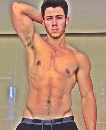 Nick Jonas desnudo
