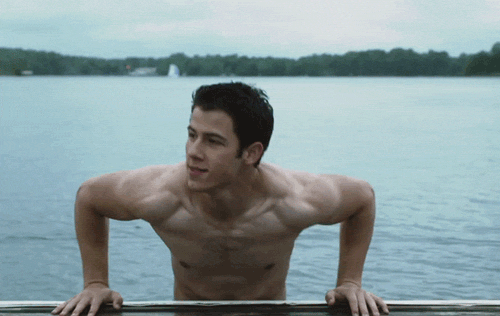 Nick Jonas saliendo del agua