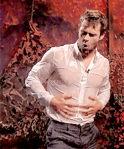 Chris-Hemsworth-shower1