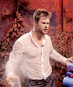 Chris-Hemsworth-shower2