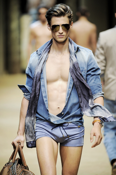 MILAN, ITALY - JUNE 23: (UK OUT) A model walks the runway during the D&G Típico gay de tu barrio yendo a comprar el pan